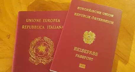 Fraccaro: «Doppio passaporto è un atto ostile: respingeremo»