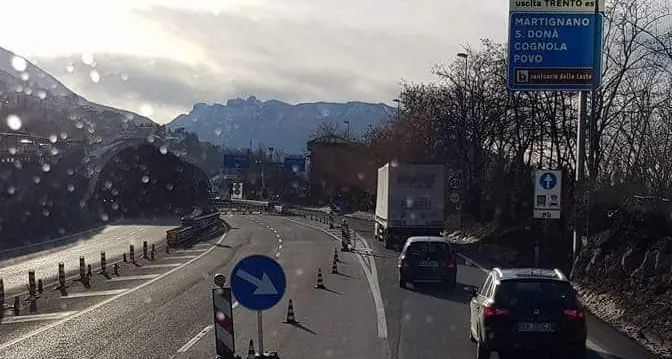 Chiusa per lavori la galleria di Martignano Lunghe code e auto a passo d'uomo verso Pergine