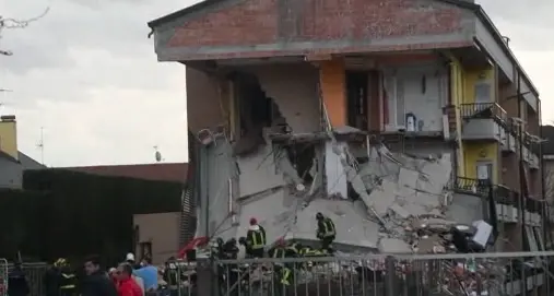 Milano, crolla una palazzina Feriti estratti dalle macerie