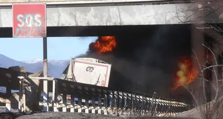 Tragedia in autostrada Si incendia cisterna