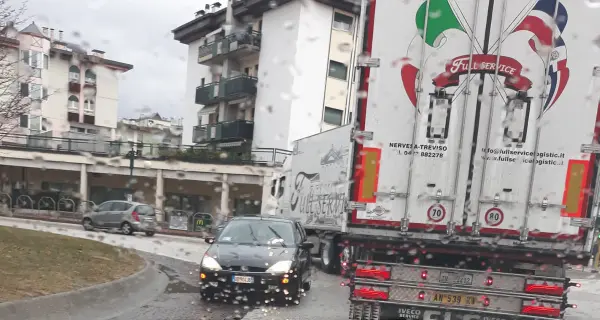 Nuovo caso di contromano alla rotatoria del Tridente