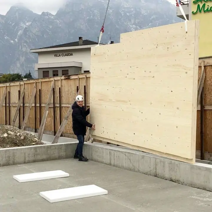Torbole, il sindaco ha posato la prima parete del municipio