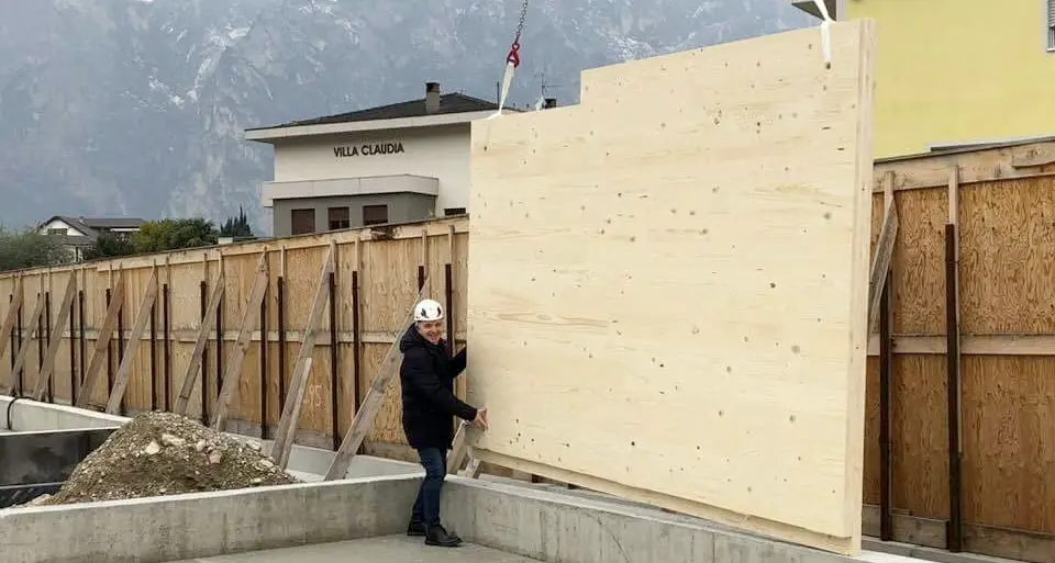 Torbole, il sindaco ha posato la prima parete del municipio
