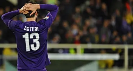Cagliari e Fiorentina ritirano la maglia del capitano Astori