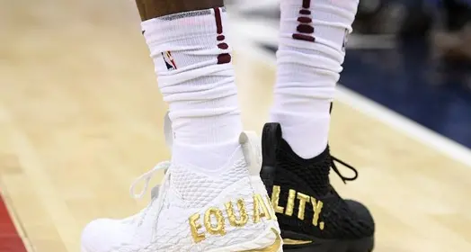 Lebron James sfida Trump con le scarpe «Equality»