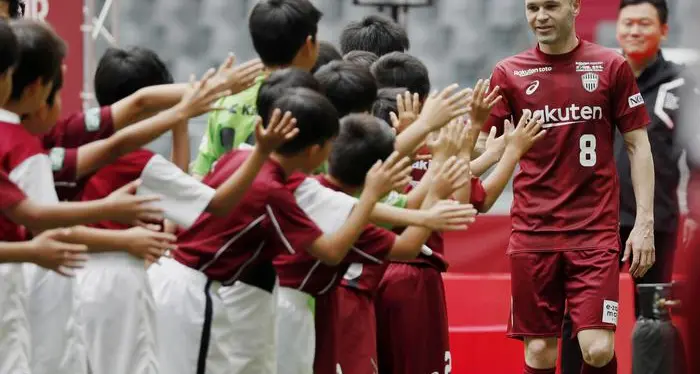 La prima volta di Iniesta col Vissel Kobe