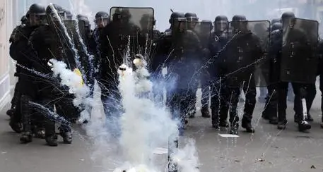 Cortei anti-Macron, incidenti a Parigi