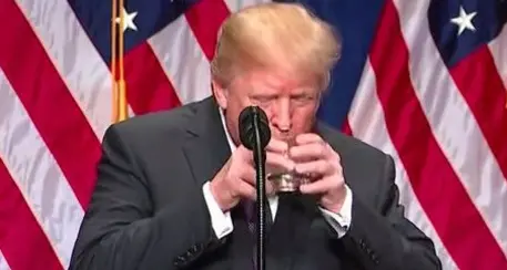 Meno verdura, più hamburger a scuola Trump cancella il \"programnma salute\" di Michelle Obama: «Non piace ai ragazzi»