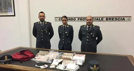 A 14 anni 3kg coca nello zaino di scuola