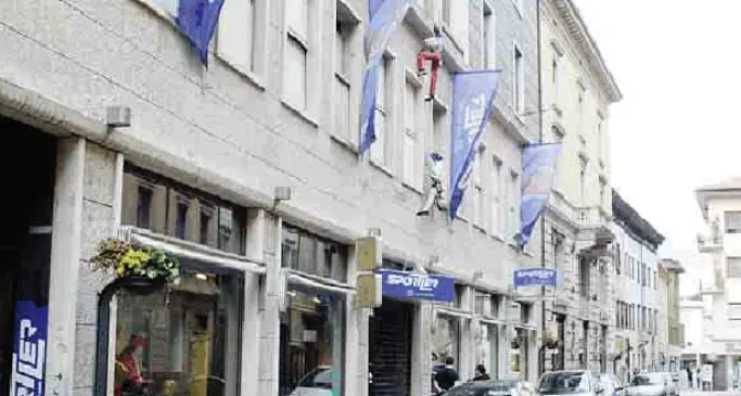 Sportler, pugno alla commessa 15enne nei guai per rapina