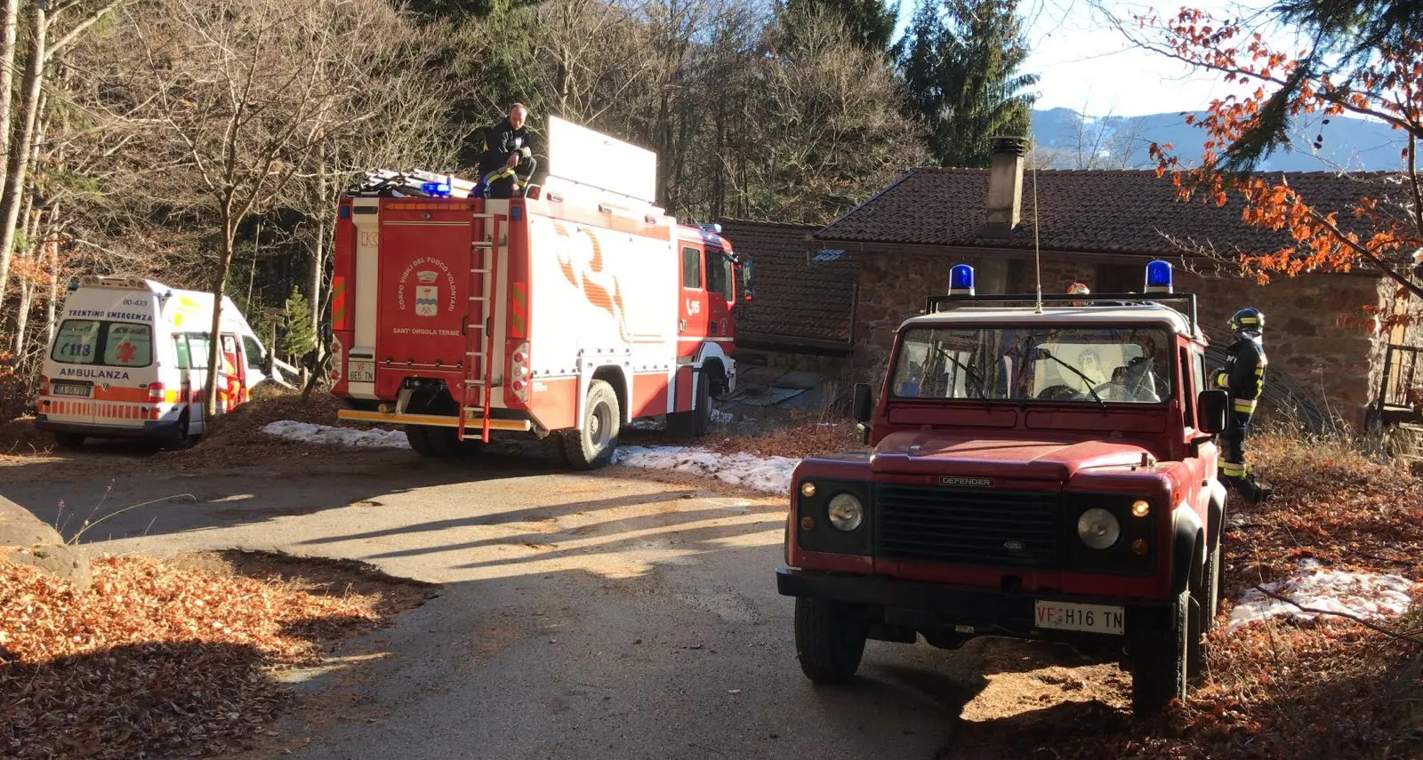 Accende un falò davanti a casa paura a Sant'Orsola