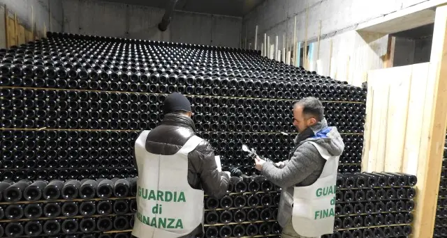 Blitz della Finanza: sequestrati 150mila litri di spumante Ottoi indagati per la bancarotta di una cantina