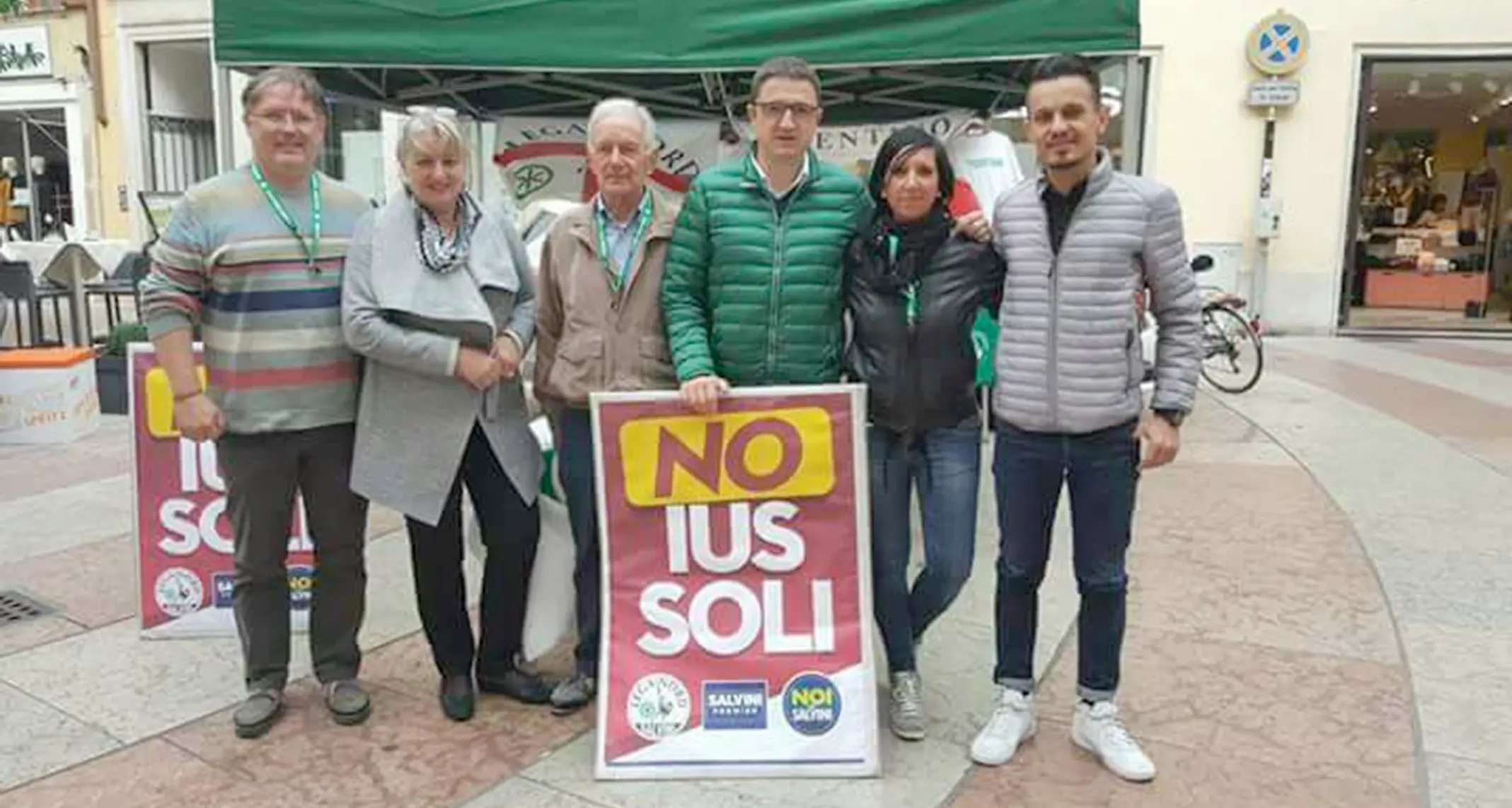 Furto al gazebo della Lega Rubato il manifesto