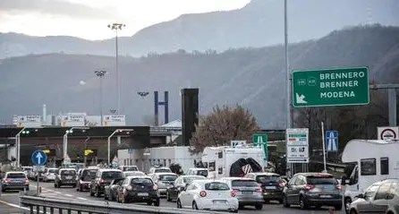 Primi rientri dalle vacanze sulla neve Traffico intenso e code sulle strade trentine