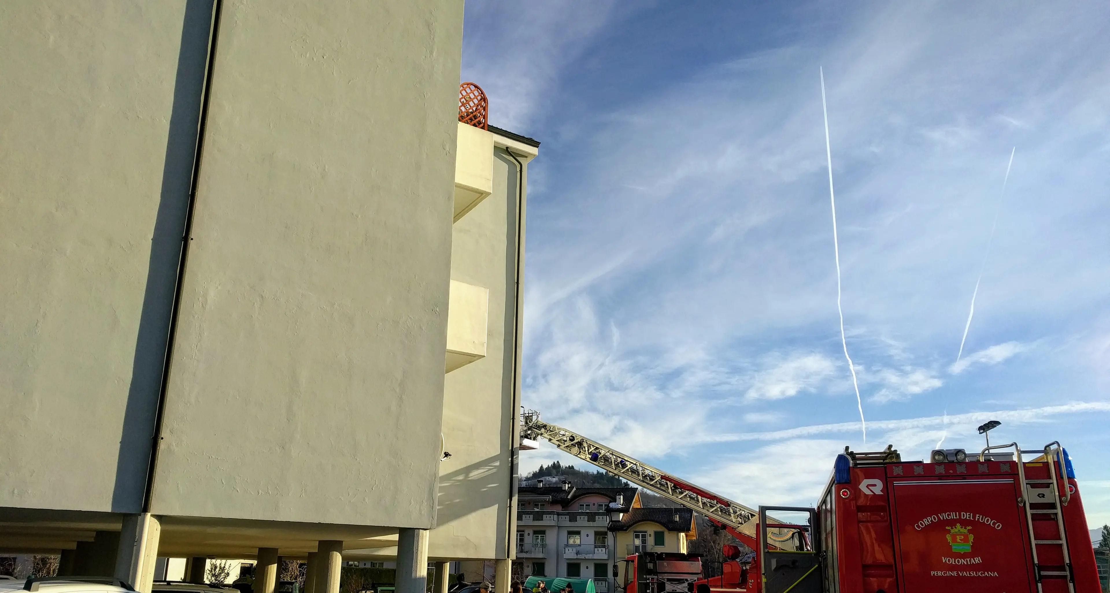 Pentola sul fuoco, condominio evacuato a Pergine