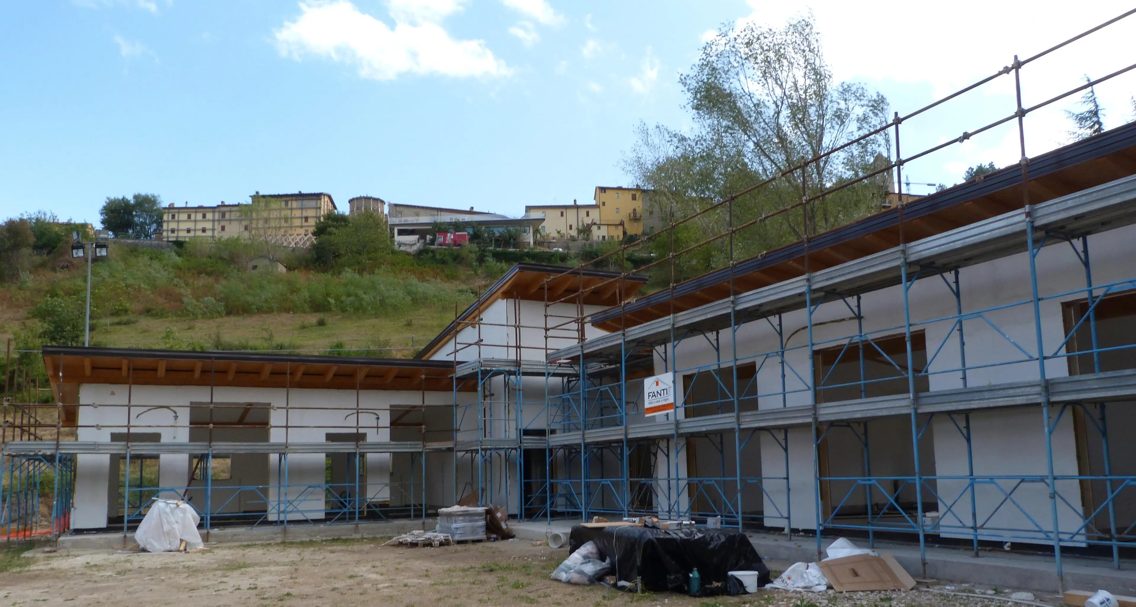 Gli artigiani nonesi costruiscono un centro \"commerciale\" nelle Marche