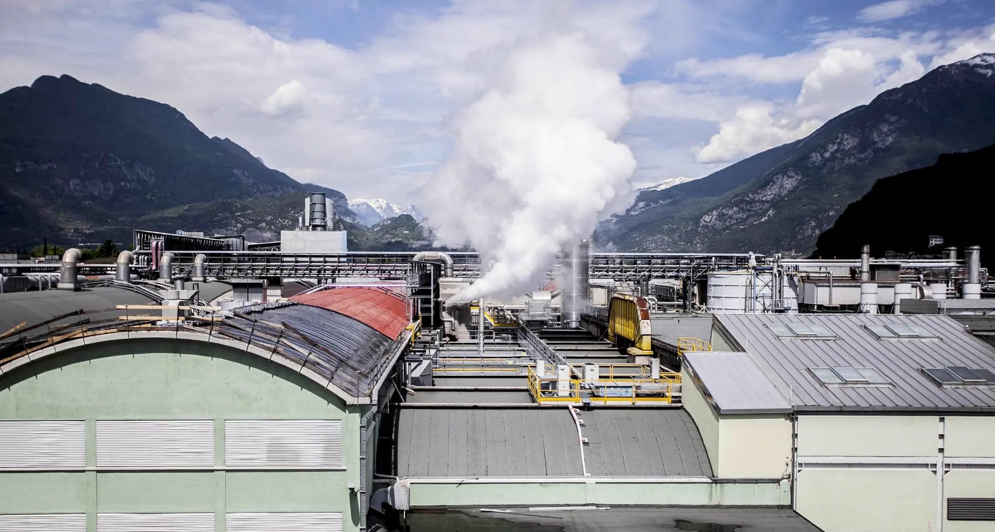 Cartiere, via la sede da Barcellona Il direttore: «Clima troppo instabile» Attività industriale sul Garda