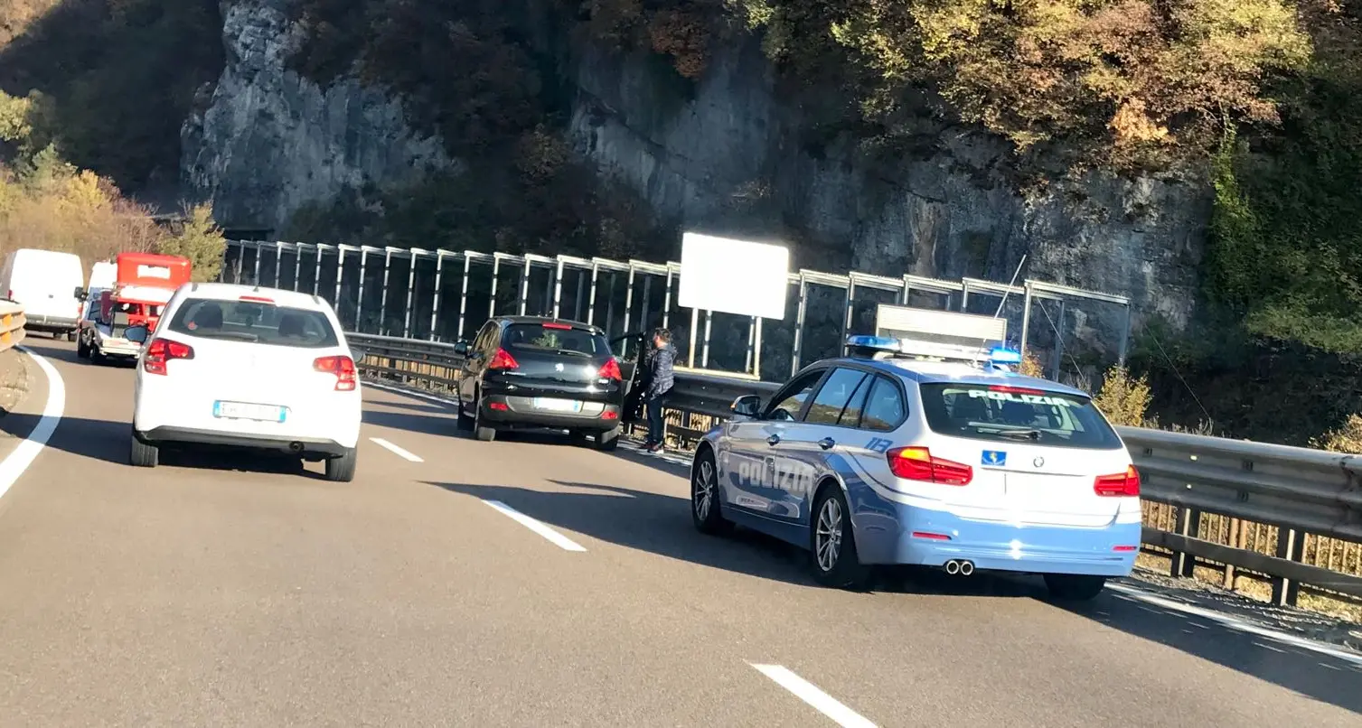 Auto ferma sulla Valsugana Circolazione in tilt