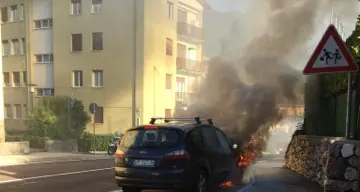 Trento, auto in fiamme sulla strada a San Donà