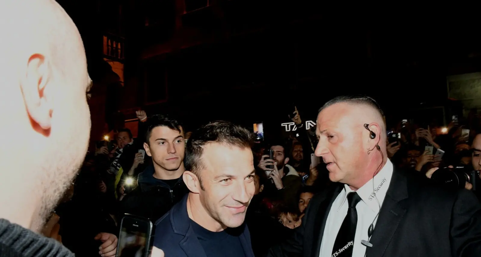 Folla per Alessandro Del Piero Tifosi in largo Carducci a Trento