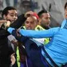 Evra come Cantona: calcio in faccia al tifoso
