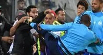 Evra come Cantona: calcio in faccia al tifoso