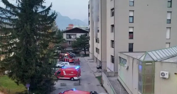 Incendio a Canova di Gardolo Vigili del fuoco al lavoro