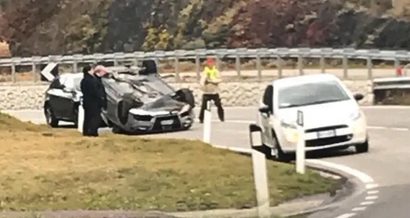 Auto si ribalta in curva Ferito un uomo di 73 anni