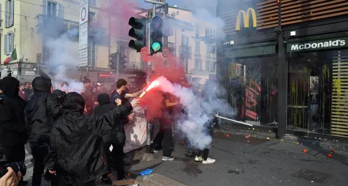 Studenti in piazza, a Palermo scontri davanti al McDonald's