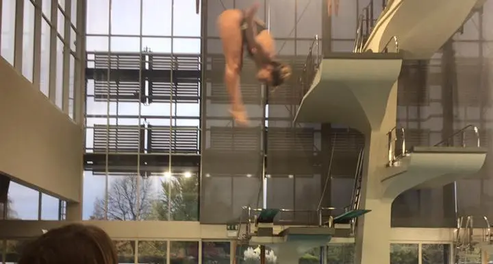 Tania col pancione, Francesca con la bimba Le supermamme si allenano in piscina
