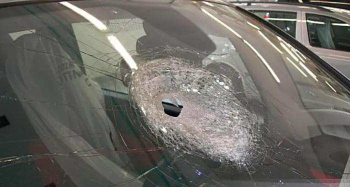 Sasso colpisce auto con 5 persone, donna muore per choc