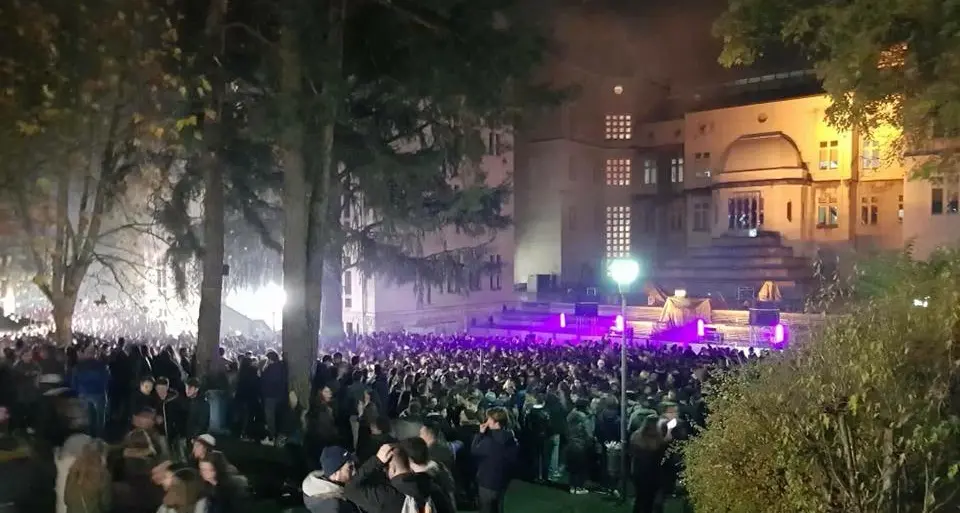 «Pestato dai bodyguard» Ventunenne in ospedale