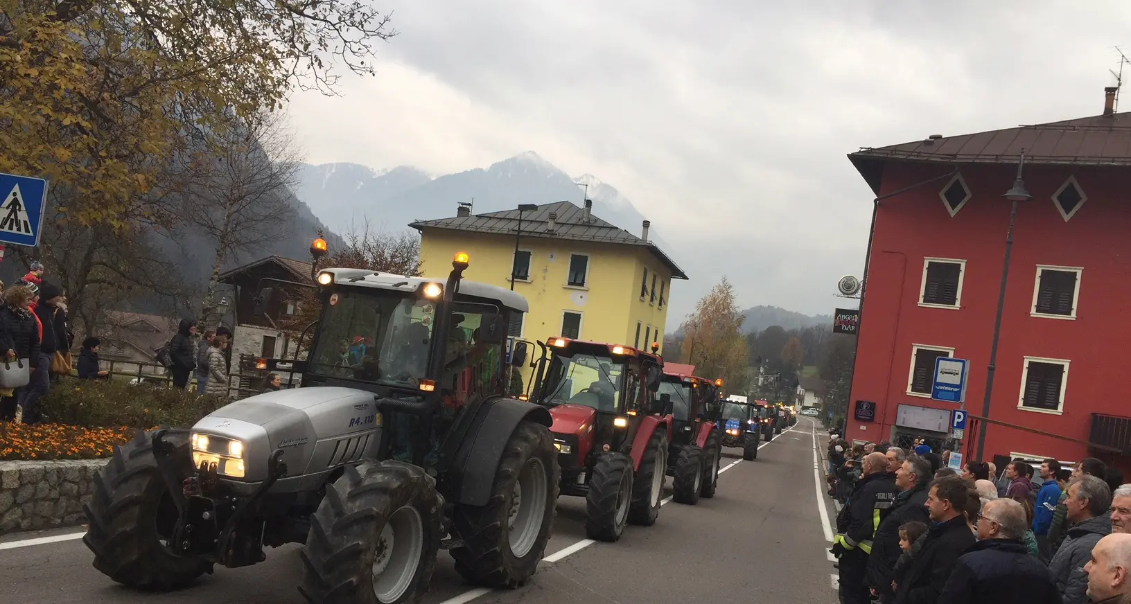 Sfilano oltre cento trattori