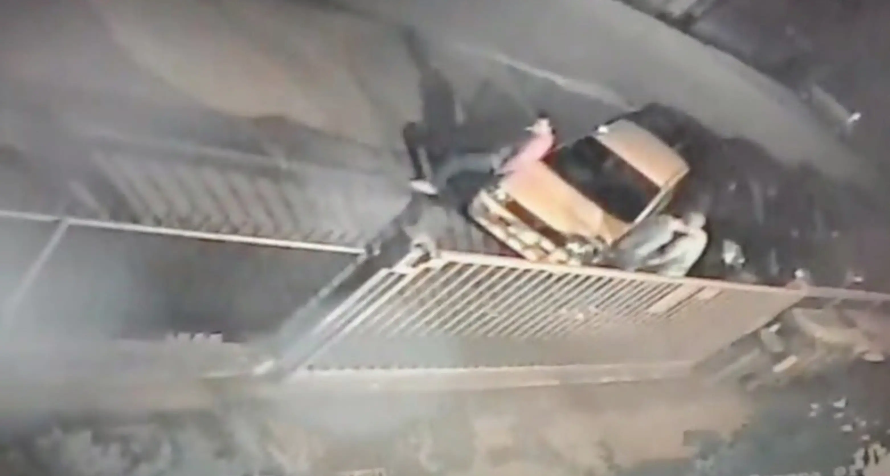 Ancora vandali nella notte Auto spostata di peso