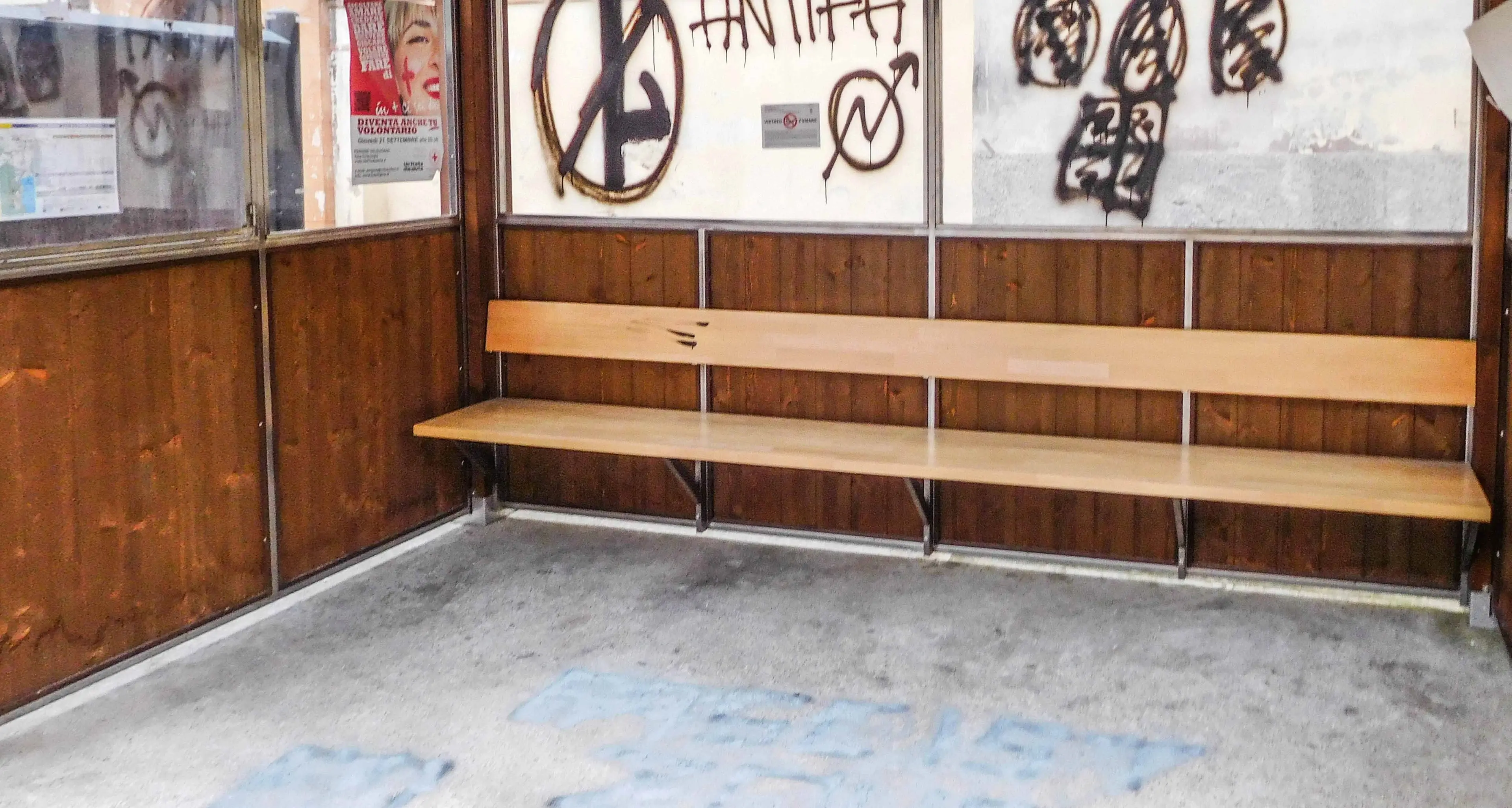 Susà, scritte fasciste alla fermata della corriera
