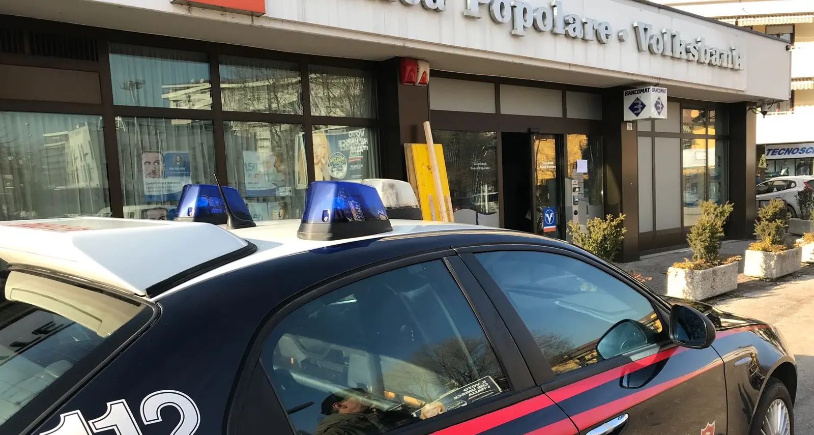 Fanno saltare il bancomat della Volksbank Tentato colpo in via Degasperi a Trento