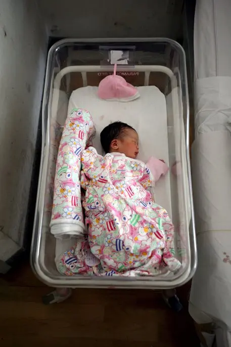 La prima bimba registrata all'anagrafe con due papà