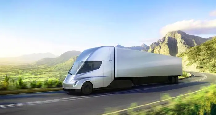 Tesla entra nel trasporto merci, dal 2019 un tir elettrico