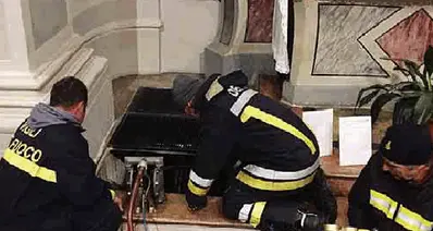 Verla, il gasolio della chiesa finisce nel rio Molini