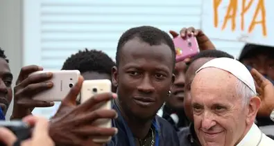 Papa: «Chi fomenta paura verso migranti semina violenza»