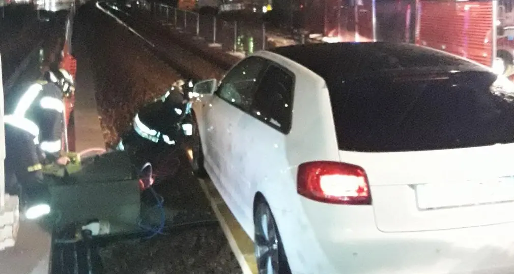 Sbaglia la svolta a destra L'Audi finisce sui binari