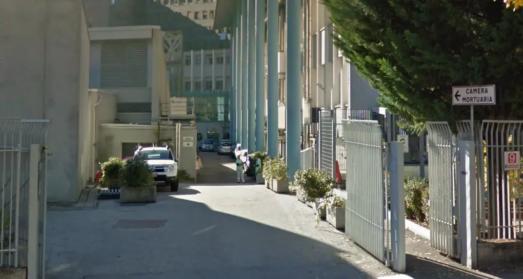 Irrompe nell'obitorio e semina il panico
