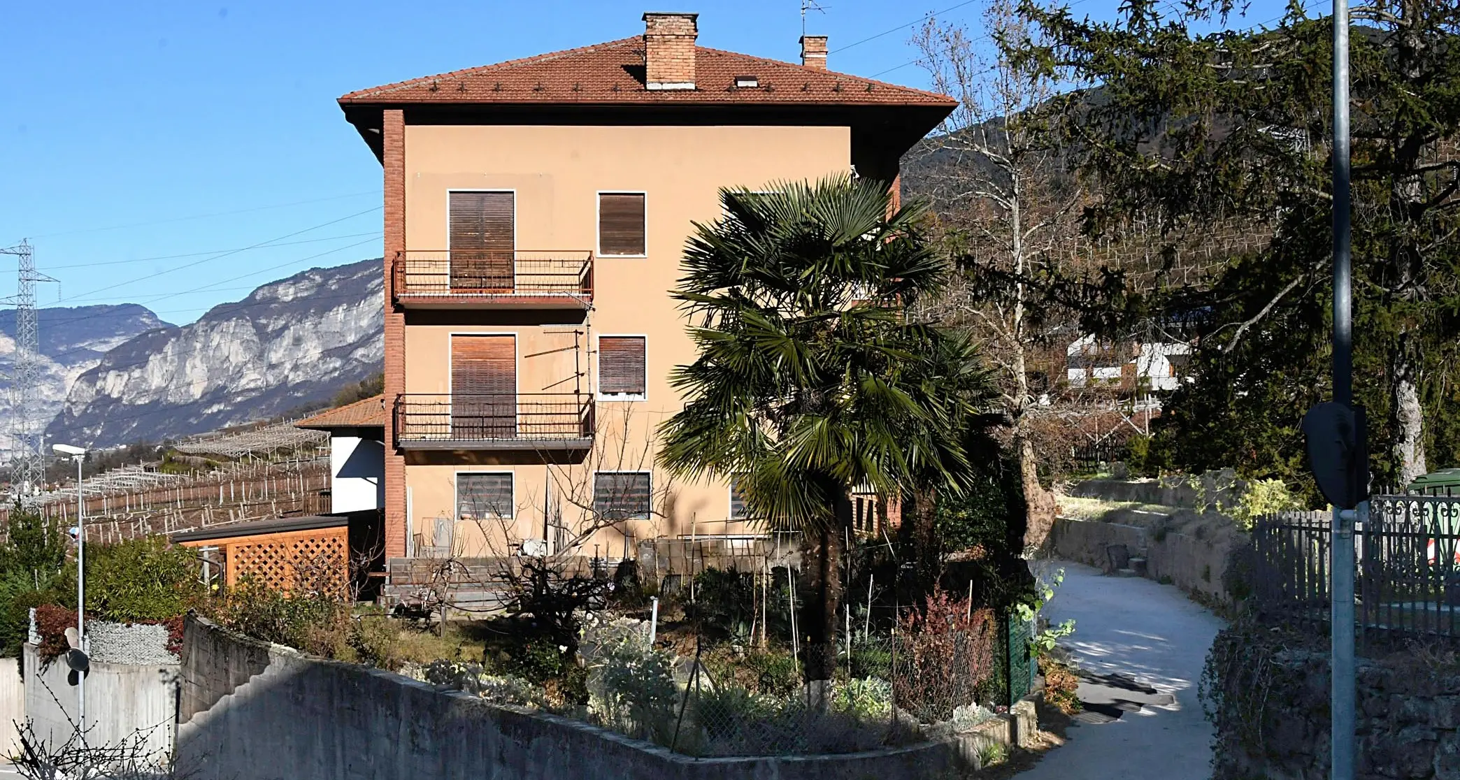Morto nel cortile di casa a Pressano