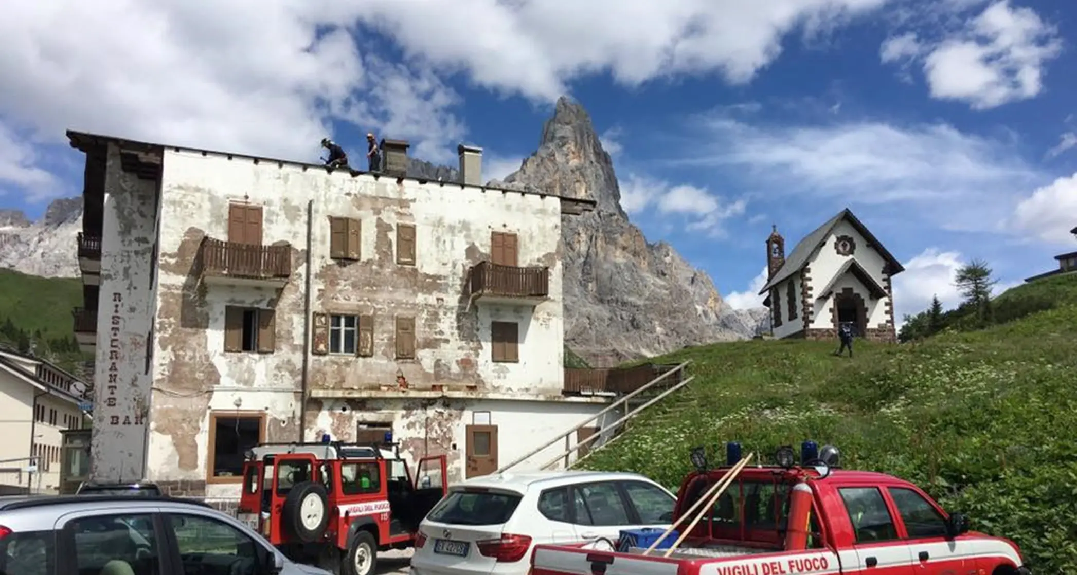 Eco-mostri: verrà abbattuto l'ex albergo Passo Rolle