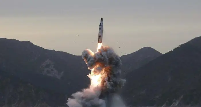 La Corea del Nord lancia missile balistico