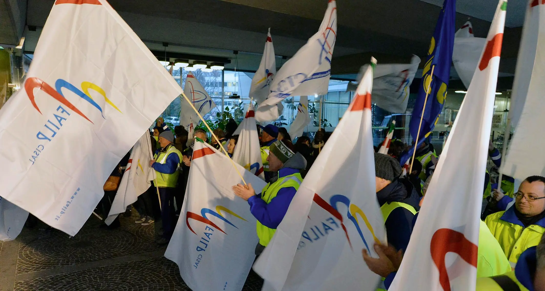 Recapito a singhiozzo, la rabbia dei postini Protesta in piazza contro l'azienda