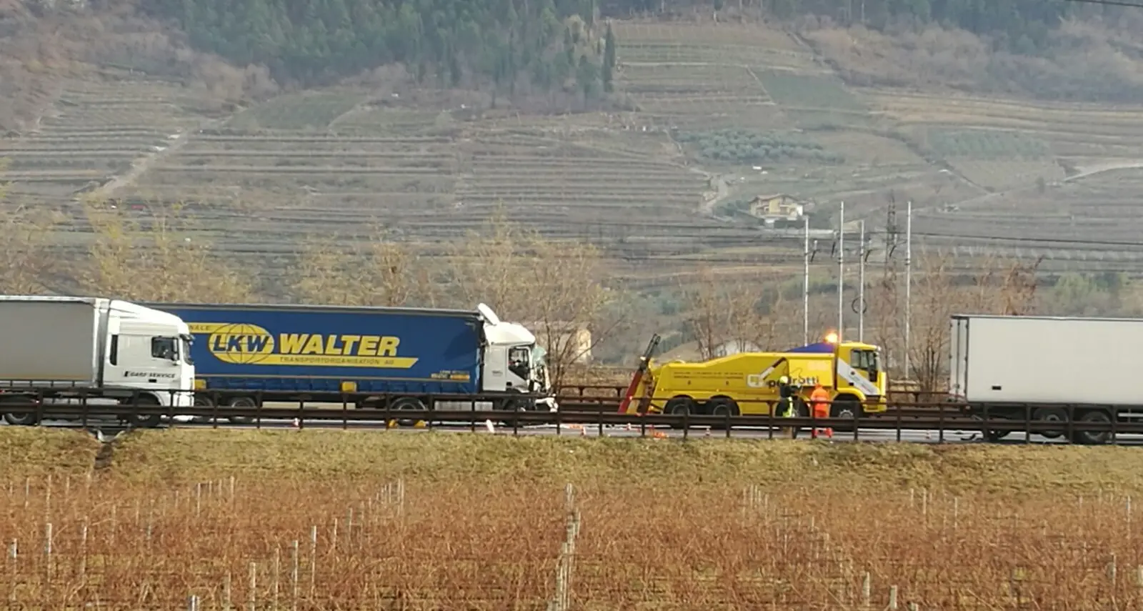 A22, tamponamento tra camion Traffico bloccato in corsia sud