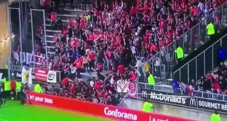 Paura ad Amiens: dopo il gol crolla la balaustra