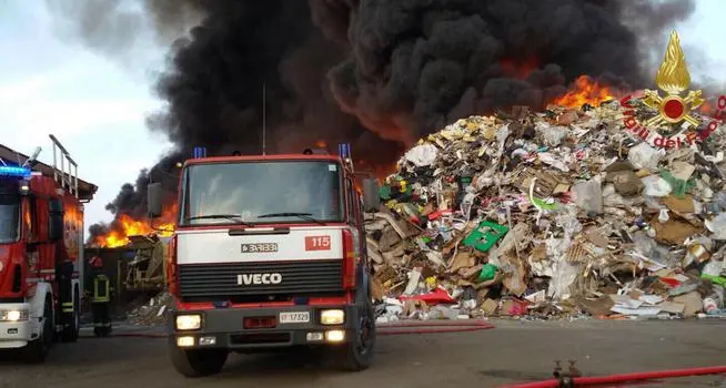 Pavia, allarme per incendio in deposito di rifiuti speciali