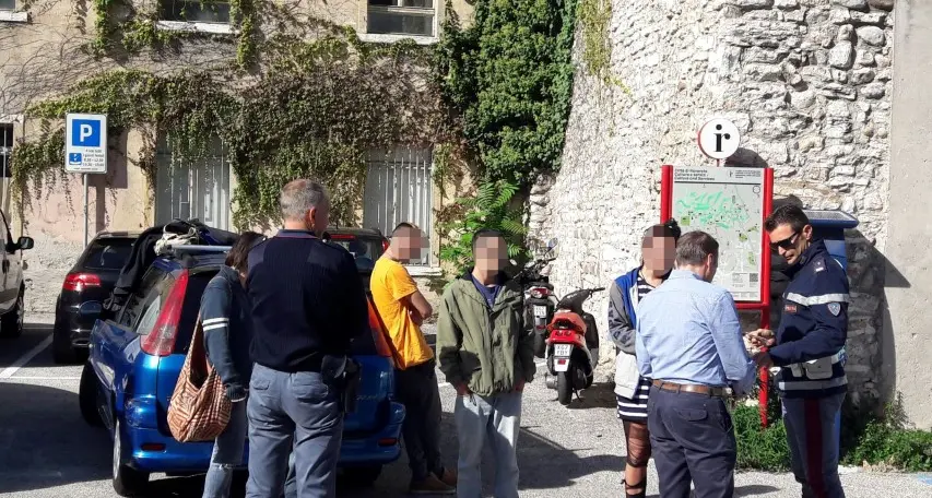 Rubano la macchina alla mamma e si schiantano Poi tentano la fuga: fermati 5 ragazzi